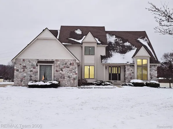 23237 N Evan Ct, New Boston, MI 48164