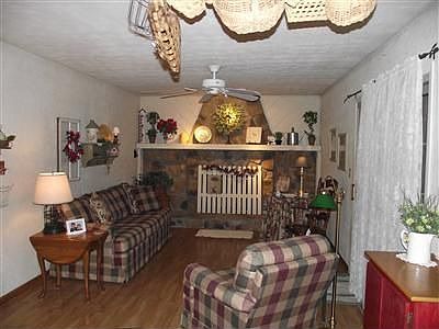 3rd image of 4407 Hillcrest Dr