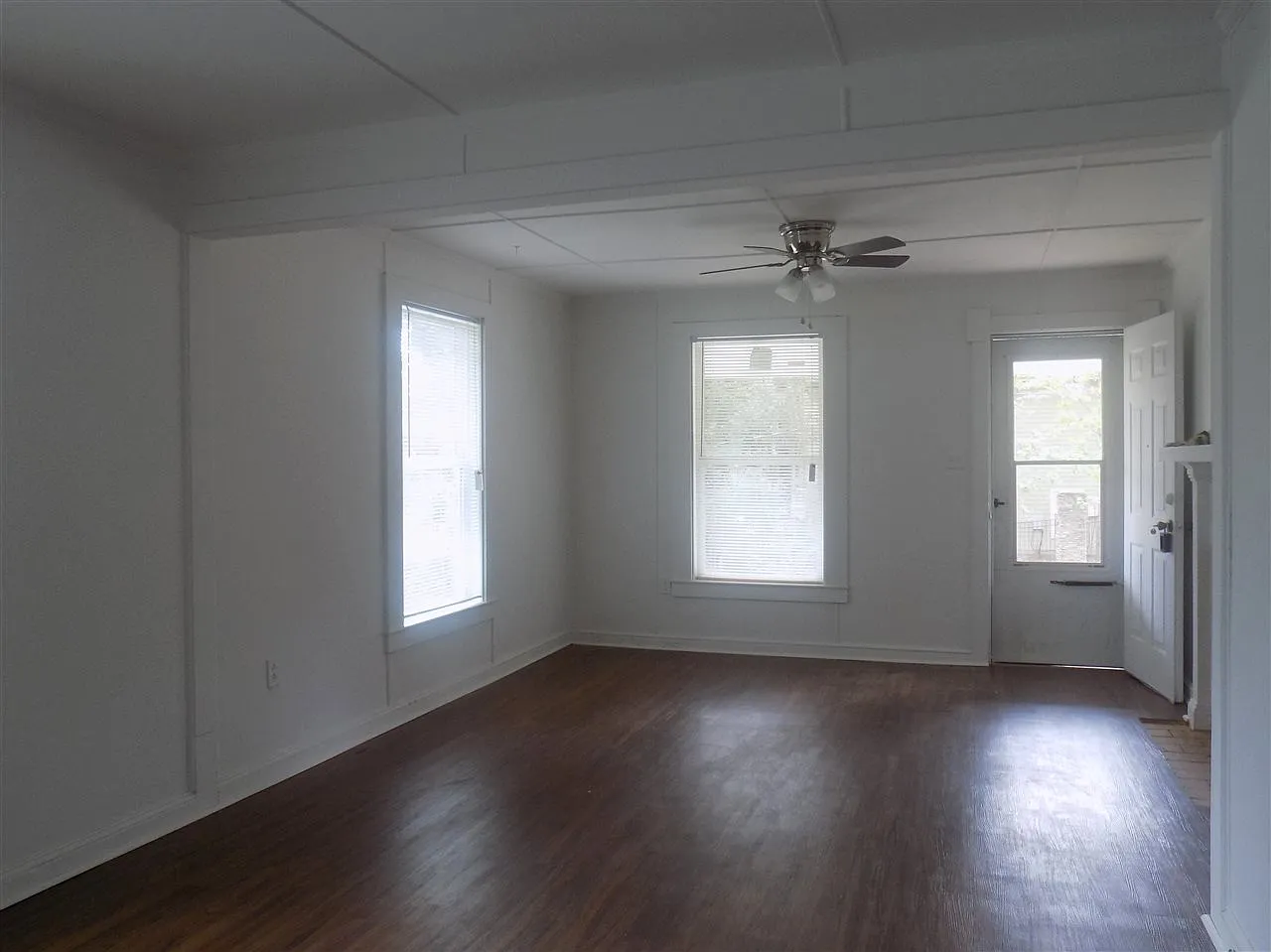 3 bed, 1.0 bath, 1002 sqft, $1,350 — Photo 4