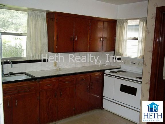 5th image of 547 Edgewood Ave W