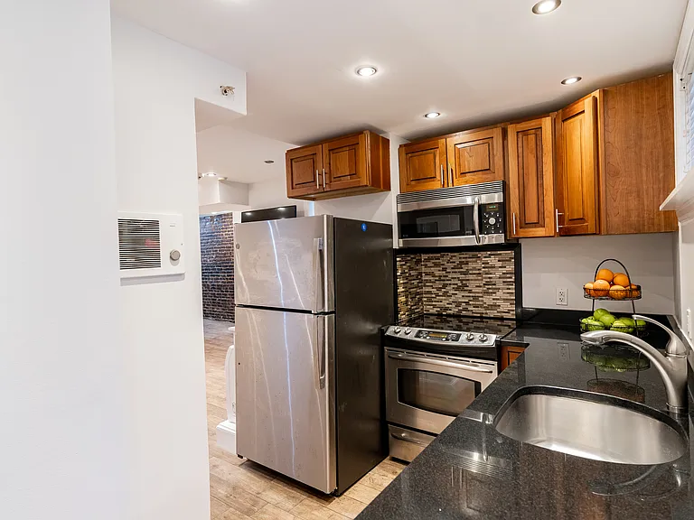 Full-Sized Stainless Steel Appliances