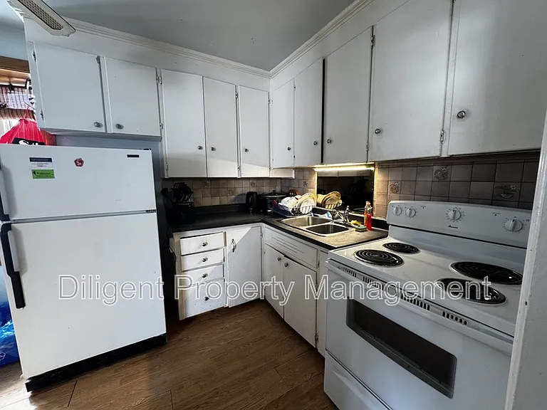 180 Dumble Ave — Photo 11