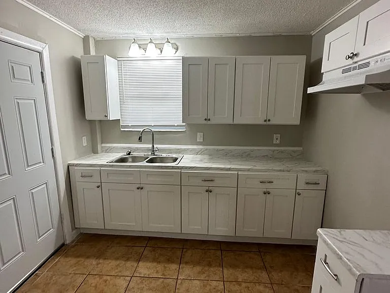 2851 Sophia St — Photo 59