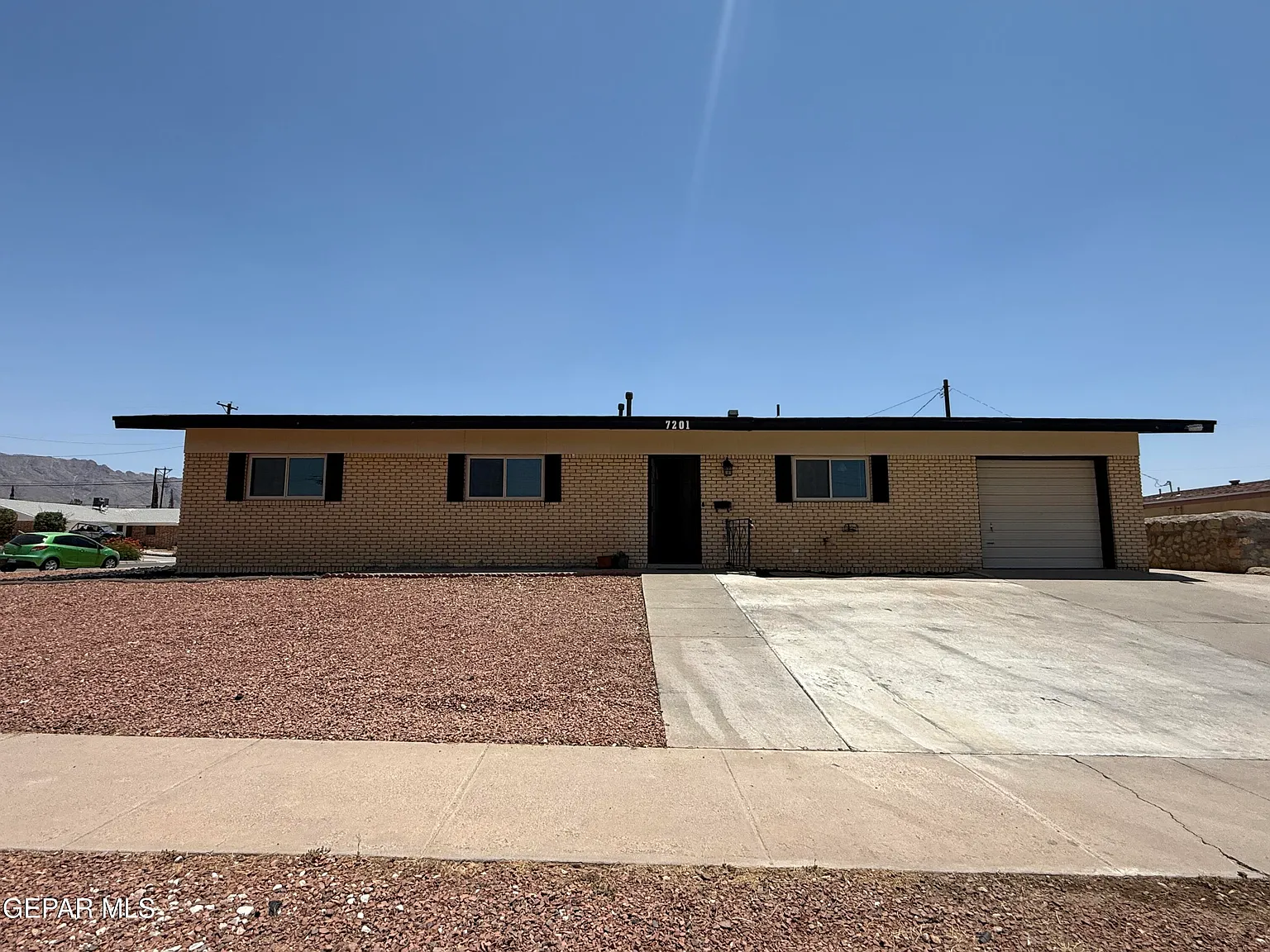 4 bed, 2.0 bath, 1400 sqft, $1,825 — Photo 2