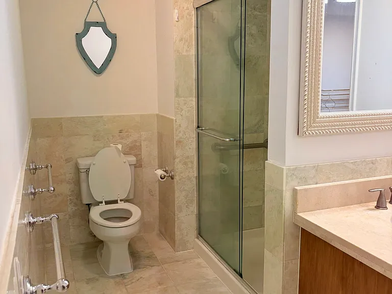 848 Girard St — Photo 3