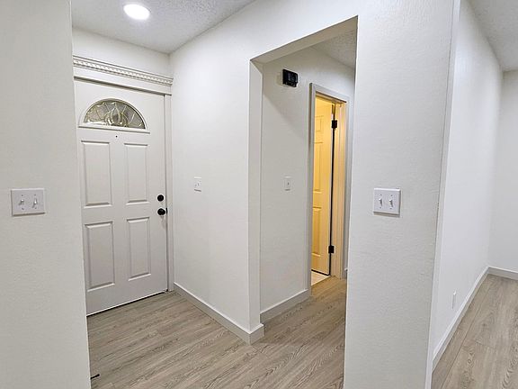 4th image of 741 S Glen Ln