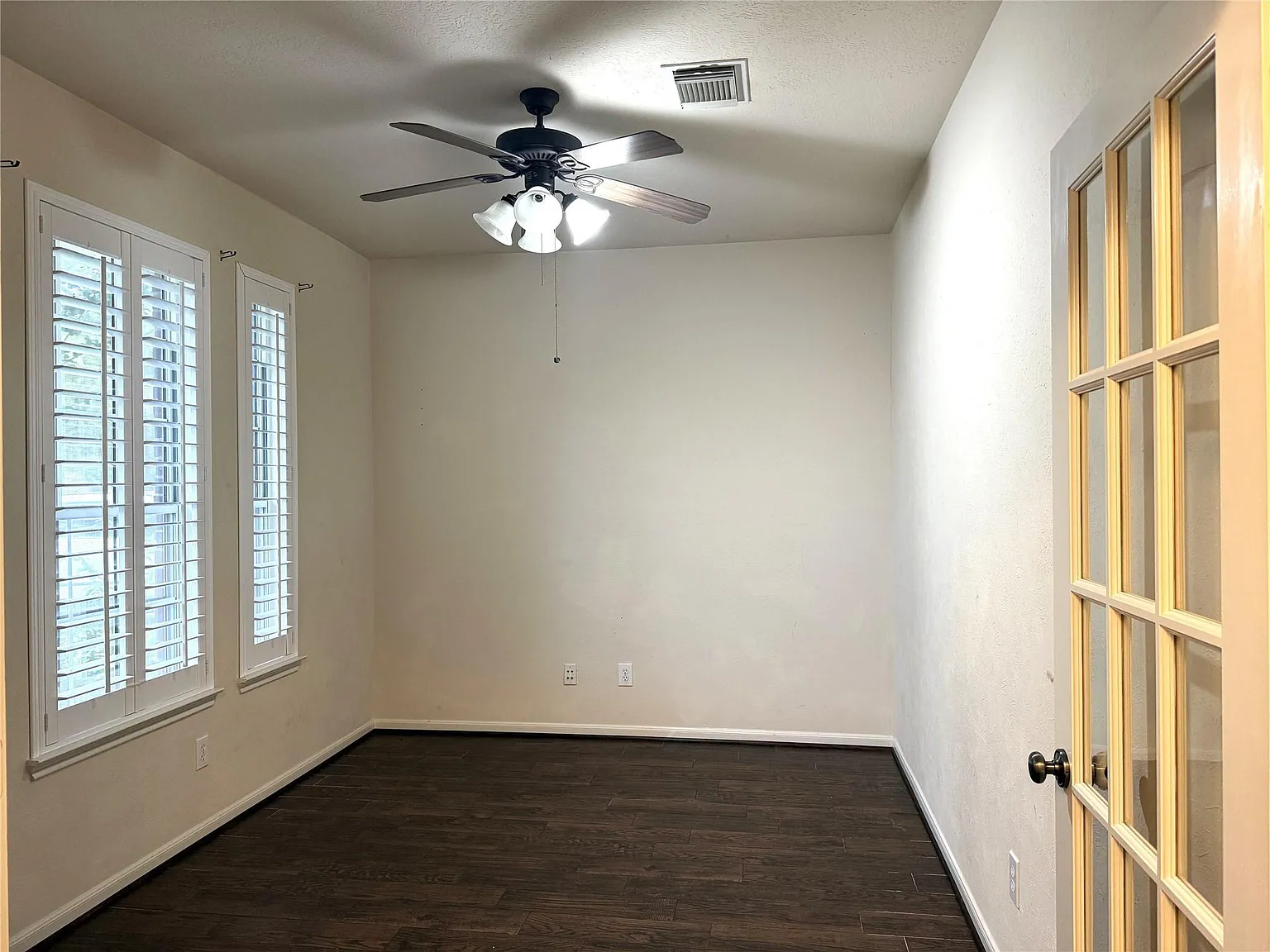 3 bed, 3.0 bath, 2228 sqft, $2,300 — Photo 2