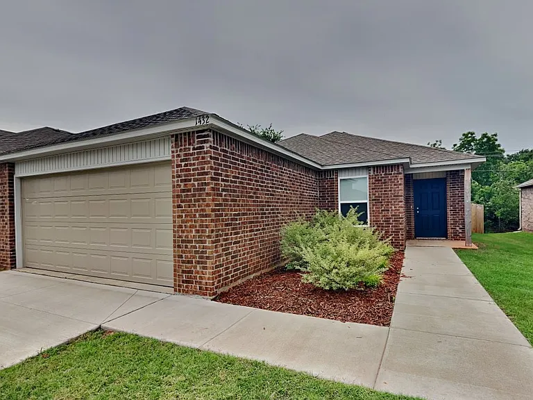 1432 Dustin Dr — Photo 2