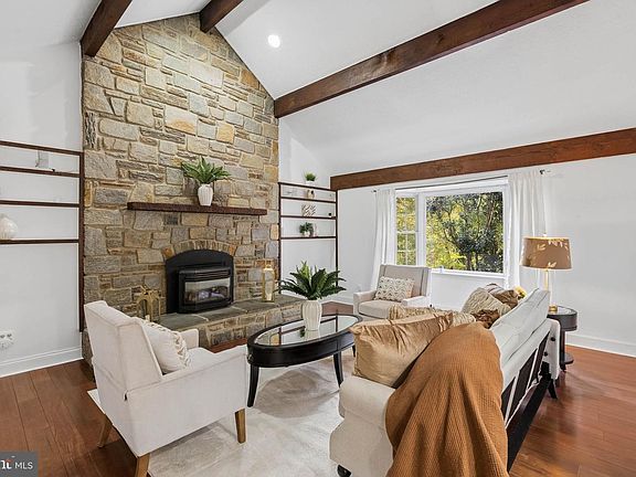 3rd image of 300 Stonehurst Rd