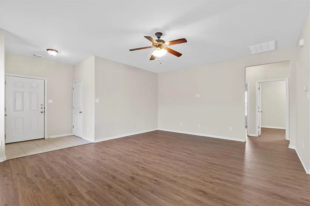 3 bed, 2.0 bath, 1572 sqft, $1,975 — Photo 3