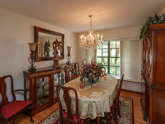 2nd image of 812 Rosemere Cir