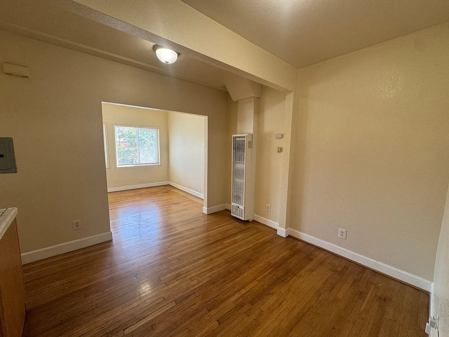 A Bright Sunny 1 bedroom, with Hardwood Floors — Photo 3