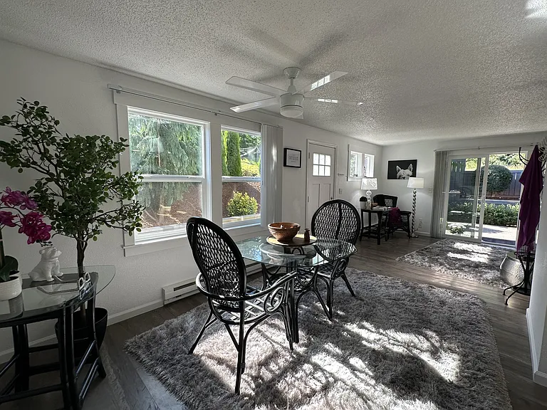844 Phoenix St NE — Photo 4