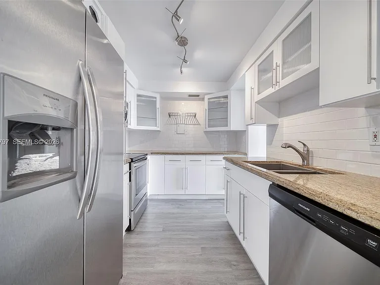 7933 West Dr #817 — Photo 4
