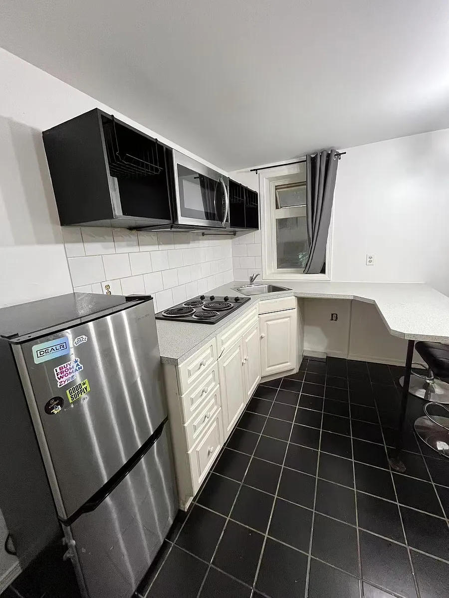 Building Photo - 1517 Comox St #6