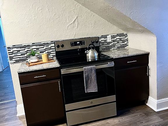 4th image of 300-302 W Sycamore St #6