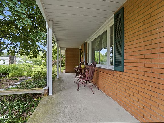4th image of 214 Sunset Dr