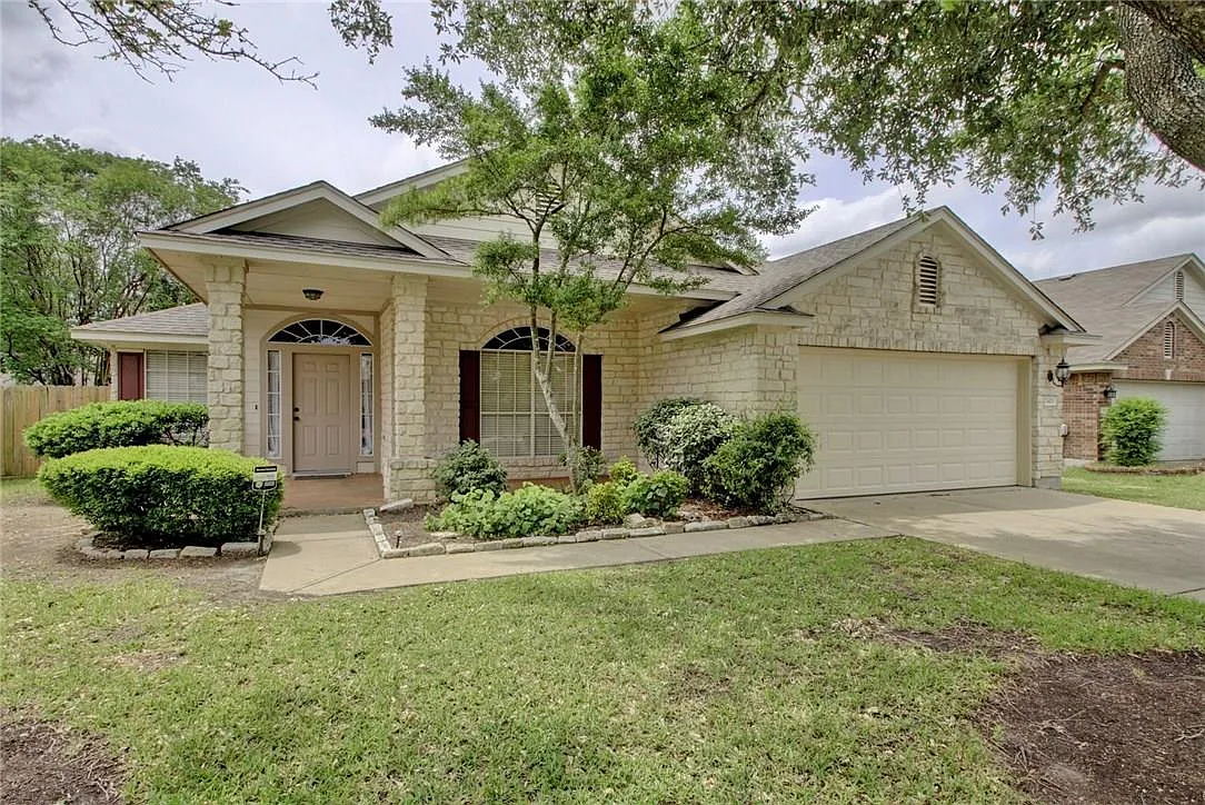 4 bed, 2.0 bath, 2046 sqft, $2,100 — Photo 1