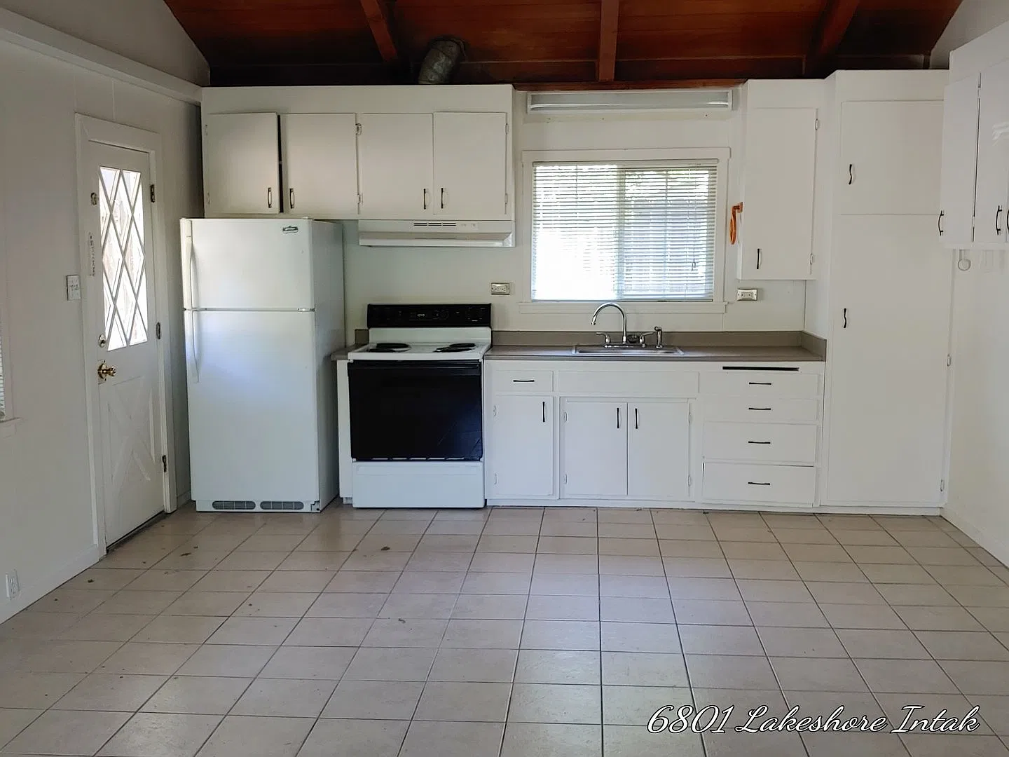 Charming Duplex Available Now! — Photo 3