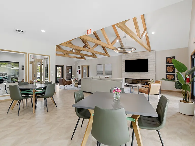 Deer Valley Apartments — Photo 10