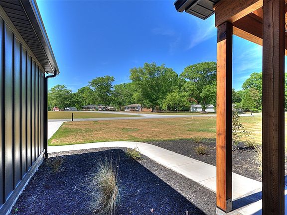 5th image of 408 Edgewood Dr