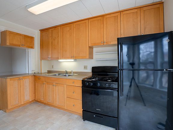 5th image of 751 Jenifer St