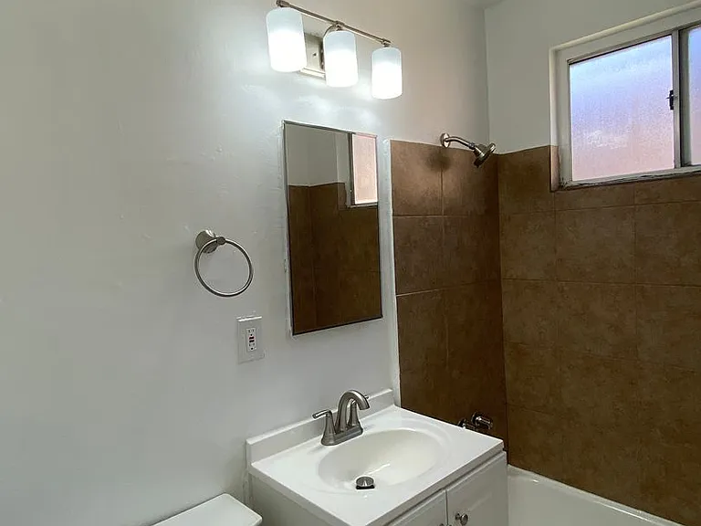 1546 S Gramercy Pl #6 — Photo 9