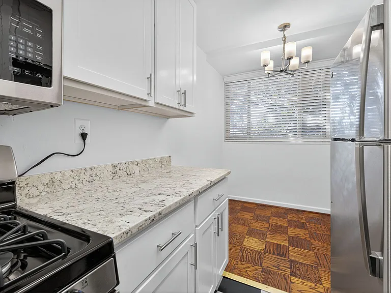 Hill House Apartments — Photo 19