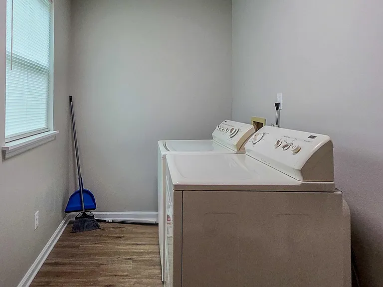 707 Dent St — Photo 11