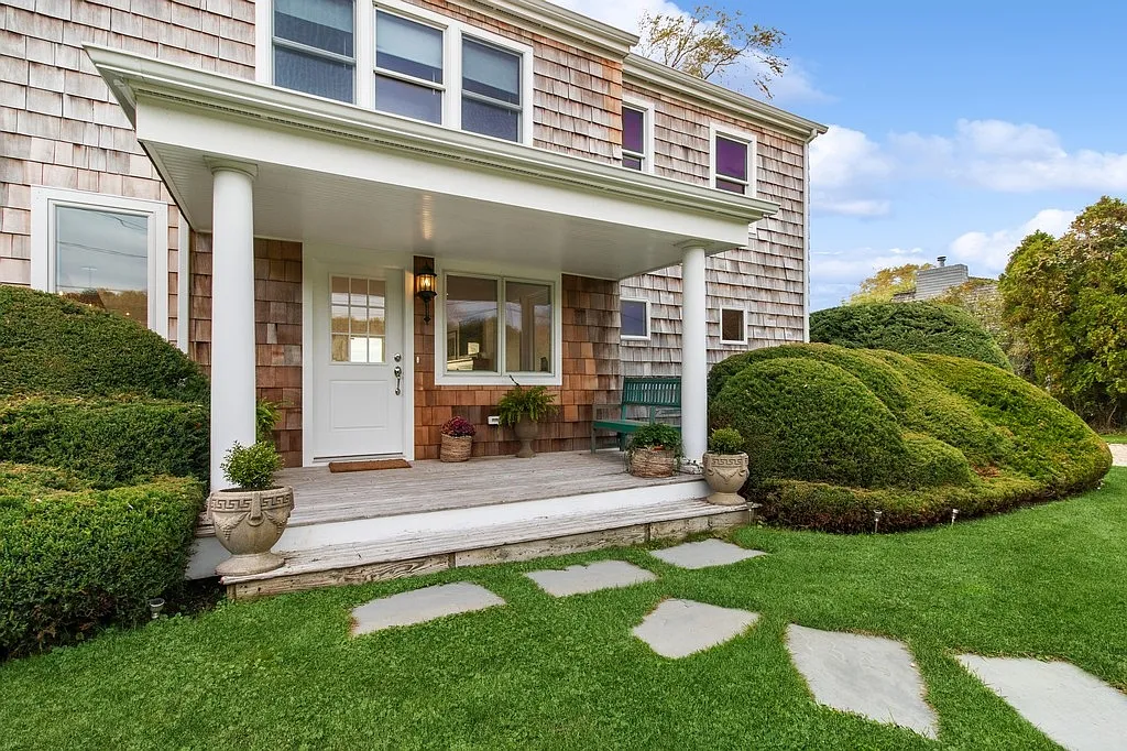 Stunning Water Mill Waterfront with Pool — Photo 4