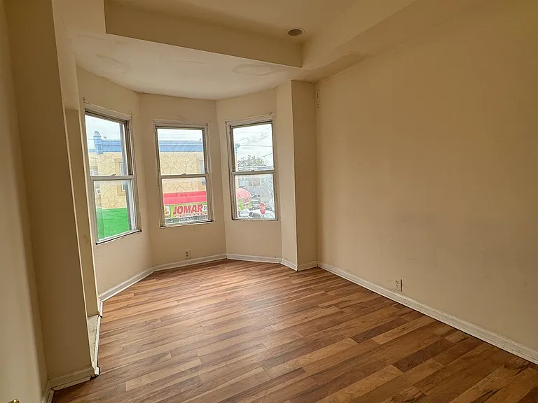 521 E Westmoreland St — Photo 9