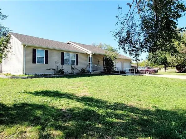 702 Briarwood Dr, Iola, KS 66749