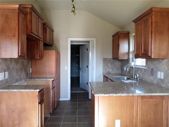 4th image of 1112 Laurel Creek Dr