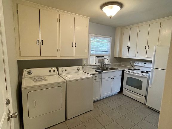 2nd image of 126 Wickre St APT B