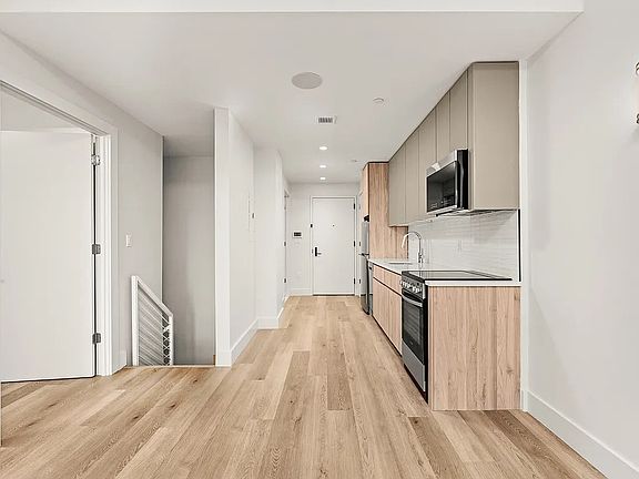 4th image of 132 Willis Ave #209