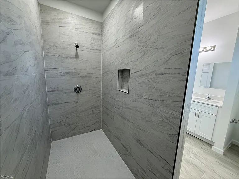 1115 Cove St E — Photo 9