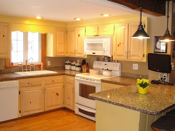 3rd image of 16 E Pine St