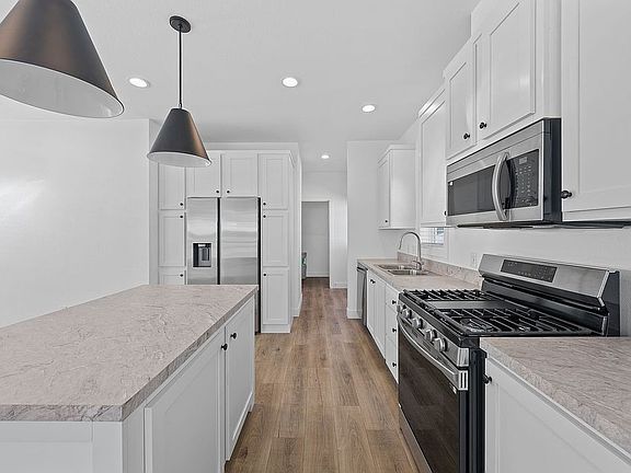 3rd image of 24 Crown Point Dr