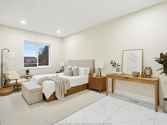 5th image of 684 Talbot Rd