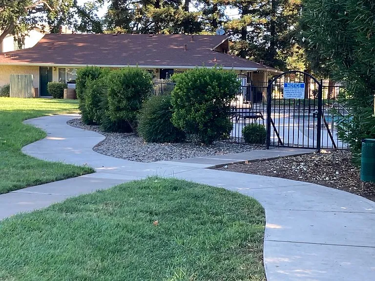 Lassen Villa Apartments — Photo 17