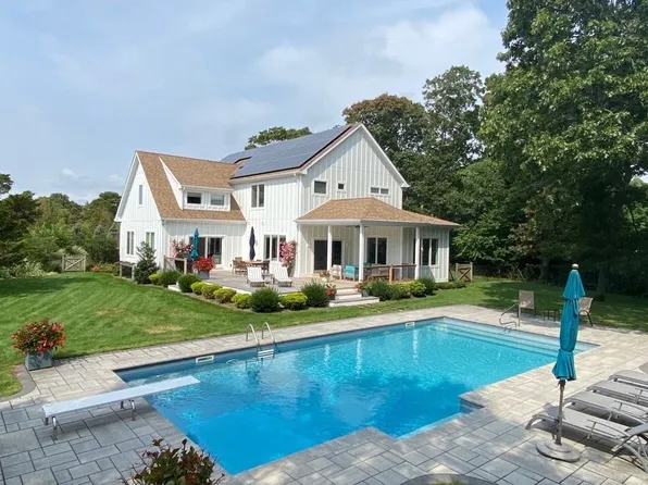 17 Willowood Ct, Westhampton, NY 11977