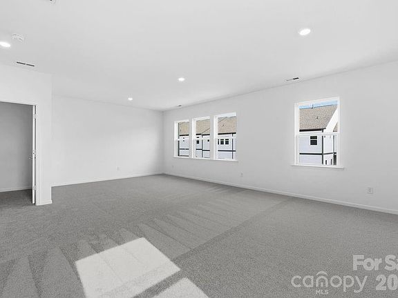5th image of 3161 Beacon Heights Rd