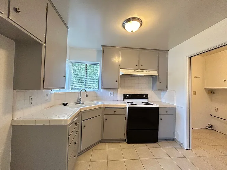 610 E Palmyra Ave — Photo 5