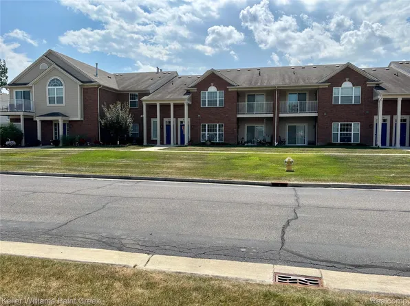 28244 S Pointe Ln, Chesterfield, MI 48051