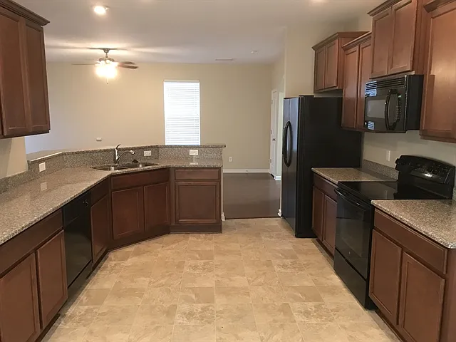 4 bed, 2.5 bath, 2167 sqft, $2,720 — Photo 2