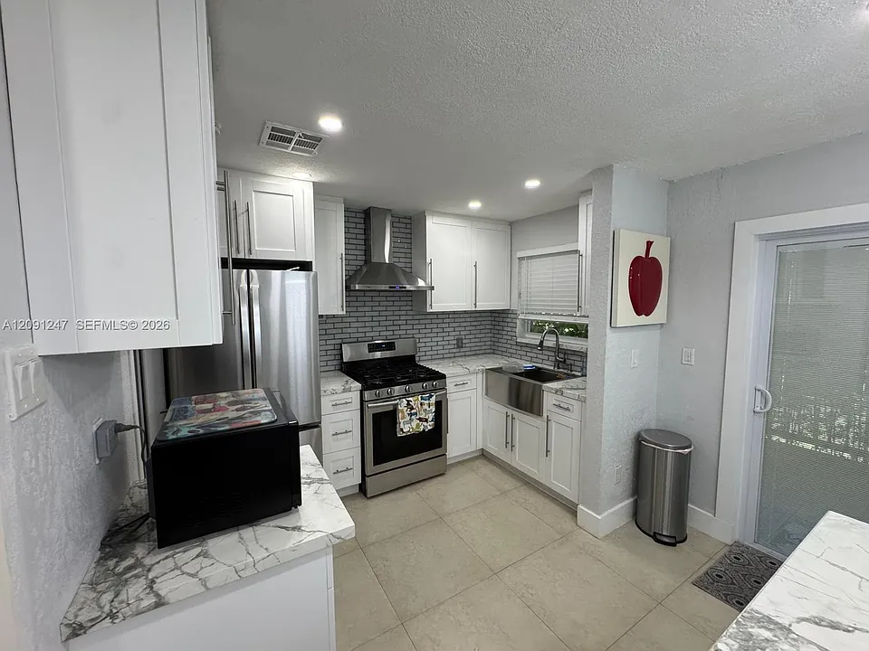 1305 W 53rd St #102