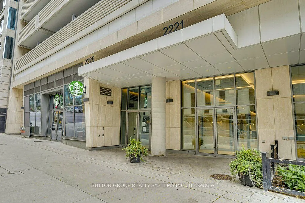 2221 Yonge — Photo 2