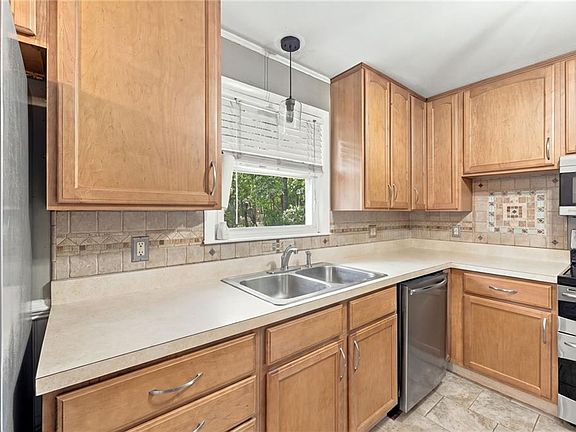 5th image of 458 Field Hill Rd