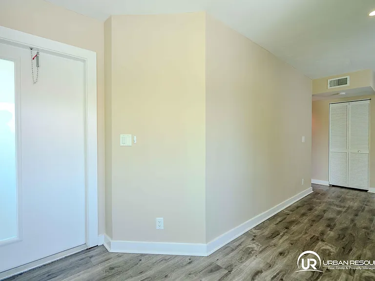 2400 NE 26th St #8 — Photo 3
