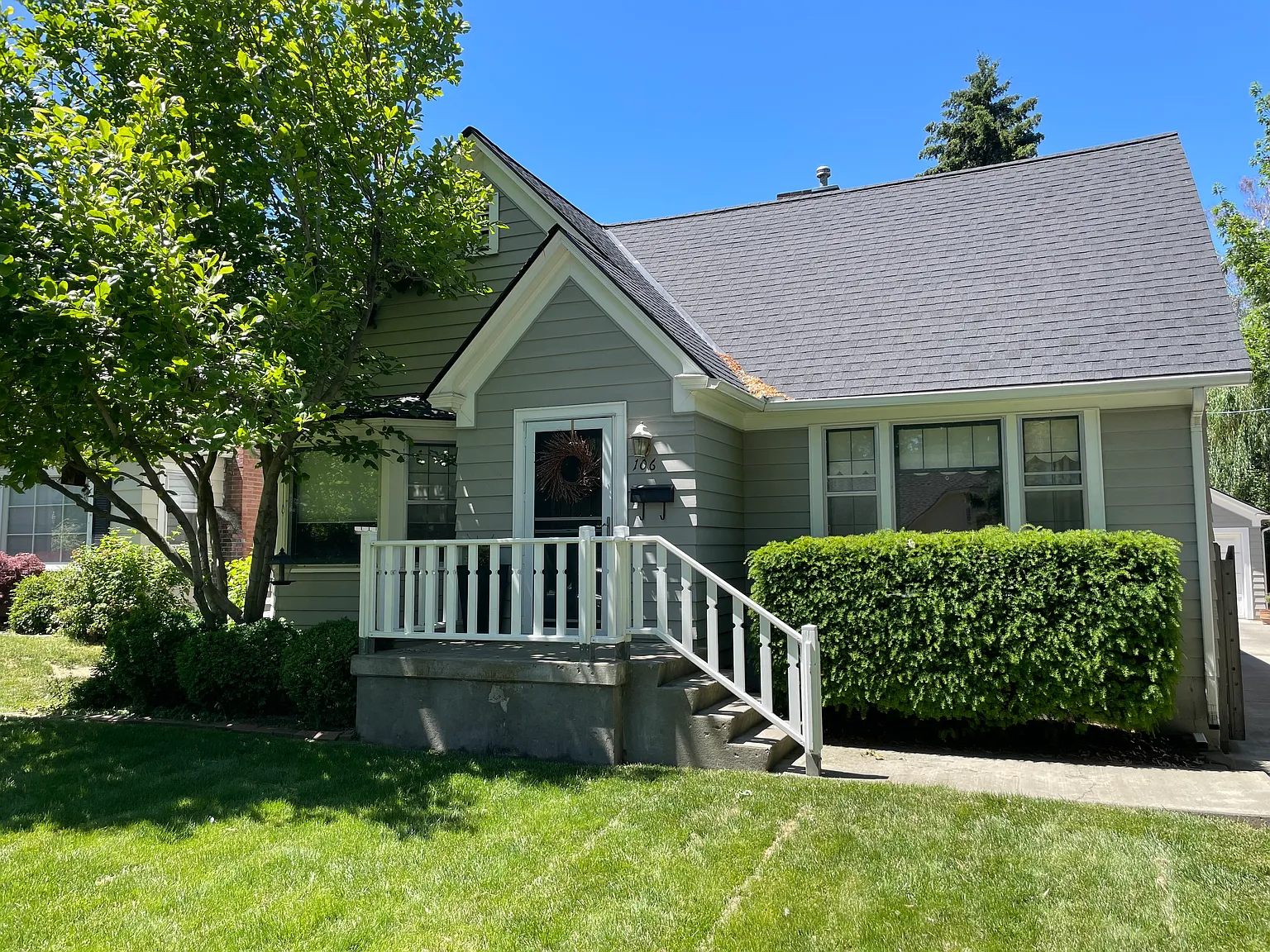 3 bed, 2.5 bath, 2714 sqft, $2,300 — Photo 1